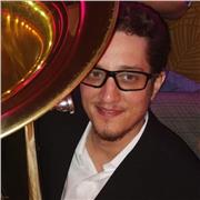 Se dan clases de piano, lenguaje musical, solfeo, teoría, armonía y fundamentos de composición